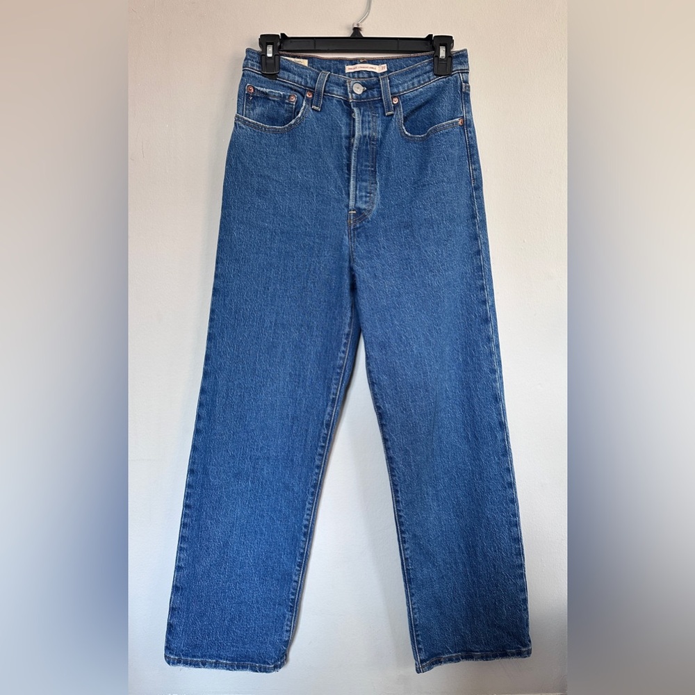 Levi's Classic 90s Style High Waist Straight Leg Women’s Jeans in Blue Denim